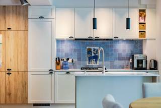 Gelegen nabij de Koningstuin en het Ter Kamerenbos, zal deze charmante en zeldzame achterwoning u betoveren met zijn discrete charme. Genesteld in...