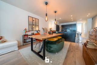 Ontdek dit stijlvolle en doordacht ingedeelde appartement, gelegen op een absolute topligging in Knokke. Slechts op 100 meter van de zeedijk geniet...