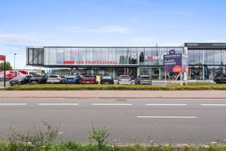 Bent u op zoek naar een nieuw, ruim en multifunctioneel bedrijfspand? Deze indrukwekkende faciliteit biedt een ideale combinatie van een ruime showroom, volledig uitgeruste kantoren en een groot magazijn, perfect voor diverse bedrijfsactiviteiten. Het prachtige gebouw daterend uit 2020 beschikt over grote raampartijen wat voor een uitmuntende uitstraling zorgt. De oppervlakte van de gelijkvloerse ruimte dat perfect kan dienen als showroom/kantoren is 693m². De instapklare en flexibele ruimtes zijn voorzien van vergaderzalen, sanitair, airco, kitchenette, ... Daarnaast beschikt het ook over een magazijn van 800m² (vrije hoogte 7m). Ruime parking aanwezig. <br />Gelegen op een uitstekende locatie naast de A12, biedt dit pand maximale zichtbaarheid en bereikbaarheid.
