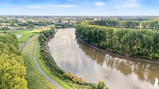 Dit voormalige historische bedrijfsgebouw, prachtig gelegen aan de oevers van de Schelde, werd met de grootste zorg getransformeerd tot 20 unieke en authentieke appartementen. De karaktervolle gevels behoren tot het industrieel erfgoed en werden volledig behouden, waardoor de historische uitstraling van het gebouw perfect samengaat met hedendaags wooncomfort.<br /><br />Elk appartement heeft een eigen karakter. De hoge plafonds, grote raampartijen en overvloedige natuurlijke lichtinval creëren een bijzonder ruimtelijk en aangenaam woongevoel. Bovendien worden de appartementen volledig afgewerkt en instapklaar opgeleverd.<br /><br />De ligging vormt een mooie combinatie van rust en bereikbaarheid: wonen in een unieke omgeving aan de Schelde, terwijl winkels, horeca en andere voorzieningen vlot bereikbaar blijven.<br /><br />Indeling appartement 1.7<br /><br />Gelijkvloers<br />- Inkomhal met toegang tot de verschillende ruimtes<br />- Ruime slaapkamer van ca. 16 m²<br />- Volledig uitgeruste badkamer van ca. 6 m²<br />- Praktische berging van ca. 7 m²<br />- Apart gastentoilet<br />- Royale leefruimte van maar liefst ca. 52 m²<br />- Volledig geïntegreerde open keuken, voorzien van alle comfort<br />- Rechtstreekse toegang tot de privatieve tuin<br />- Zonnig terras<br />- Aangename combinatie van binnen- en buitenleven<br /><br />Algemeen<br />- EPC label A<br />- Autostaanplaats inbegrepen in de verkoopprijs<br />- Verkoop onder registratierechten <br />- Uniek woonproject in een historisch bedrijfsgebouw<br />- Beschermde, karaktervolle gevels met industriële uitstraling<br />- Hoge plafonds en veel natuurlijke lichtinval<br />- Volledig afgewerkt en instapklaar<br />- Unieke ligging aan de oevers van de Schelde<br />- Rustige woonomgeving met voorzieningen vlot bereikbaar<br />- Excl. kostprijs aansluitingen nutsvoorzieningen <br /><br />Een bijzonder appartement voor wie op zoek is naar ruimte, karakter en hedendaags wooncomfort op een unieke locatie aan de Schelde.<br /><br />Op zoek naar een woning, appartement of bouwgrond in het Waasland of de Denderstreek?<br />De Boer & Partners Waas & Dender begeleidt u graag bij de aankoop of verkoop van vastgoed in deze ruime regio.<br />Wenst u dit pand te bezoeken? Contacteer ons via waasendender@deboerenpartners.be of 03 377 55 00.