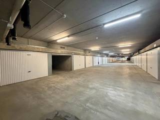 Garagebox op verdieping -3 vlakbij uitgang zeedijk.<br />Diepte :  5,88 m<br />Breedte 2,80 m<br />Hoogte: 2,29 m<br />Hoogte onder hendel poort: 1,91 m<br /><br /> 