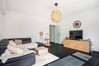 Dit instapklare gelijkvloerse appartement is gelegen in de Frieslandstraat 4 te 2660 Hoboken, een rustige woonstraat met een uitstekende bereikbaarheid. U woont hier op wandelafstand van winkels, supermarkten, scholen, openbaar vervoer en diverse andere voorzieningen. Bovendien bevinden belangrijke invalswegen zich vlakbij, wat zorgt voor een vlotte verbinding naar Antwerpen en de omliggende gemeenten.<br /><br />Een absolute meerwaarde is de nabijheid van de Blikfabriek. Deze voormalige industriële site werd omgevormd tot een bruisende ontmoetingsplaats waar creativiteit, cultuur, horeca en evenementen samenkomen. De site biedt een unieke omgeving om te ontspannen, te wandelen, een drankje te nuttigen of deel te nemen aan diverse activiteiten. Daarnaast liggen ook verschillende groene zones en recreatiemogelijkheden in de buurt.<br /><br />Via de inkomhal betreedt u het appartement. Van hieruit heeft u toegang tot het aparte gastentoilet, de badkamer en de keuken. De badkamer is uitgerust met een douche en een lavabo verwerkt in een praktisch badkamermeubel met spiegel.<br /><br />De verzorgde keuken beschikt over alle nodige comfort, waaronder een spoelbak, vaatwasser, keramische kookplaat, dampkap, koelkast, oven en aansluitingen voor zowel een wasmachine als een droogkast.<br /><br />Verder komt u terecht in de lichtrijke halfopen leefruimte van circa 21,5 m², die dankzij de grote raampartijen geniet van een aangename lichtinval. Aansluitend bevindt zich de ruime slaapkamer. Het appartement beschikt ook over een kelderberging.<br /><br />Troeven van dit appartement:<br />+ Instapklaar gelijkvloers appartement<br />+ Conforme elektrische installatie<br />+ Lichtrijke leefruimte<br />+ Volledig uitgeruste keuken<br />+ Rustige en centrale ligging<br />+ Op wandelafstand van winkels, scholen en openbaar vervoer<br />+ Vlakbij de Blikfabriek en diverse recreatiemogelijkheden<br />+ Ideaal als eigen woonst of investering<br /><br />Heeft u interesse in dit gelijkvloers appartement? Neem dan contact op met VB vastgoed op het nummer 03 337 50 70 of via info@vbvastgoed.be