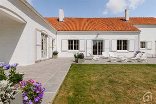 Dans la campagne de Herne, nous vous présentons cette villa unique avec jardin et prairie exposés au sud sur +/- 78are. Cette belle maison se...