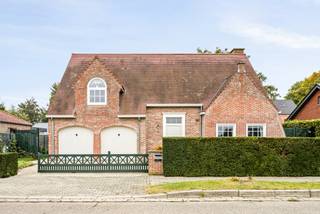 In een rustige, doodlopende straat en toch dicht bij het centrum van Willebroek, ontdek je deze charmante en instapklare villa. Een...