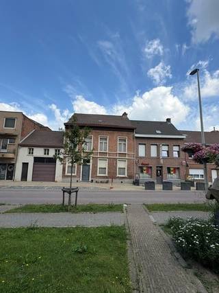 <strong>PROJE</strong><strong>CTONTWIKKELAARS OPGELET!</strong> Mogelijkheid tot gezamenlijke aankoop met het naastgelegen pand. Samen goed voor een projectsite met ca. <strong>23 meter straatbreedte</strong>, geschikt voor een residentiële ontwikkeling of appartementsproject (onder voorbehoud van stedenbouwkundige vergunning).<br />Keizerstraat 12 betreft een <strong>statige voormalige dokterswoning</strong> met een perceel van ca. <strong>1.264 m²</strong> en een straatbreedte van ongeveer <strong>15,5 meter</strong>. Dankzij de uitzonderlijke breedte en diepte vormt dit pand, in combinatie met Keizerstraat 14, een zeldzame ontwikkelingsopportuniteit in het centrum van Haasdonk.<br />