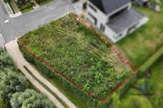 Wij bieden graag het laatste beschikbare lot in de verkaveling Teirlinkhof aan.<br /><br />Een unieke én laatste kans om uw droomwoning te realiseren in deze rustige residentiële omgeving op een perceel van 541 m², bestemd voor een open bebouwing.<br />Bijzonder kindvriendelijk dankzij de ligging in de pijpenkop.<br /><br />Mis deze uitzonderlijke opportuniteit niet!