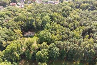 Met een oppervlakte van maar liefst 11376m² geniet je hier van een ongeëvenaarde natuurlijke omgeving. De bestaande gezinswoning is volledig...