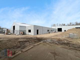 Dit hoogwaardig bedrijfsgebouw heeft een totale oppervlakte van 3.775 m² waarvan 275m² kantoren en sociale ruimte. De site is vlot bereikbaar...