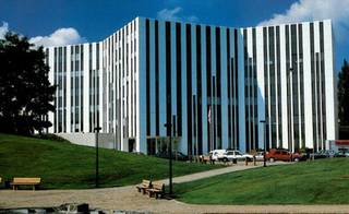 Office building near the Boulevard de Woluwe and close to Marcel Thiry. Situated in a green environment and near international companies. Common...