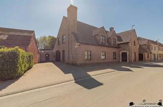 <p><span>Riante villa met uitzonderlijk potentieel (574 m² bewoonbare oppervlakte) EPC B</span></p><p><span>Ontdek deze unieke en veelzijdige eigendom met een indrukwekkende bewoonbare oppervlakte van maar liefst 574 m², gelegen op een perceel van 963 m². Deze centraal gelegen villa combineert ruimte, kwaliteit en flexibiliteit, en biedt tal van mogelijkheden: van een ruime gezinswoning tot cohousing of een praktijk aan huis (voormalige tandartsenpraktijk).</span></p><p><span>De woning werd opgetrokken met oerdegelijke en kwalitatieve materialen die perfect in harmonie zijn met het geheel. Dankzij de doordachte indeling geniet u hier van uitzonderlijk veel leefruimte en comfort.</span></p><p><span>Indeling:<br />Bij het betreden van de woning valt meteen de royale leefruimte op, bestaande uit een lichtrijke eetplaats en een functionele keuken. Daarnaast beschikt de woning over een immense mancave (of tweede leefruimte), ideaal voor ontspanning of hobbys.</span></p><p><span>De voormalige praktijkruimte omvat een aparte inkom met wachtzaal en twee burelen, wat deze eigendom uitermate geschikt maakt voor zelfstandigen of vrije beroepen.</span></p><p><span>Verder zijn er maar liefst 6 ruime slaapkamers, met bijkomende kamers die eenvoudig kunnen worden omgevormd tot extra slaapkamers uitbreidingsmogelijkheden zijn hier absoluut geen beperking. De woning beschikt over een ruime badkamer, een douchekamer op het gelijkvloers met wasplaats, en een grote zolder die nog verder kan worden ingericht.</span></p><p><span>Extra troeven:</span></p><ul><li><span>Kelderberging </span></li><li><span>Garage en tuinberging </span></li><li><span>Zonnig terras en aangename tuin </span></li><li><span>Energiezuinig met EPC-label B </span></li><li><span>Centrale verwarming op aardgas (vernieuwd in 2020) </span></li><li><span>20 zonnepanelen en thuisbatterij </span></li><li><span>Boorputwater aanwezig </span></li></ul><p><span>Deze eigendom is een buitenkans voor wie op zoek is naar ruimte, flexibiliteit en een strategische ligging. Ideaal voor grote gezinnen, zelfstandigen of wie een cohousingproject wil realiseren.</span></p><p><span>Interesse? Neem vandaag nog contact op voor een bezoek en ontdek zelf de vele mogelijkheden die deze unieke villa te bieden heeft.</span></p>