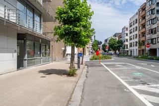 Op een <strong>uitstekende locatie</strong>, vlak bij de <strong>Grote Markt</strong>, bevindt zich deze ruime <strong>kantoorruimte van 160 m²</strong>. Dankzij de <strong>doordachte indeling</strong> is het pand uitermate geschikt voor <strong>diverse professionele activiteiten</strong>.<br />De ruimte omvat een <strong>centrale bureauruimte</strong>, <strong>drie afzonderlijke ruimtes</strong>, een <strong>kitchenette</strong>, een <strong>tussenruimte en sanitair</strong>. <strong>Authentieke moulures</strong> en <strong>elegante dubbele tussendeuren</strong> geven het geheel een <strong>stijlvolle en professionele uitstraling</strong>.<br />Voor een <strong>optimaal werkcomfort</strong> zijn zowel de <strong>centrale kantoorruimte</strong> als de <strong>afzonderlijke burelen</strong> uitgerust met <strong>Daikin plafondunits</strong> die instaan voor <strong>verwarming en koeling</strong>.<br /><br />Een bijkomende troef zijn de <strong>2 ondergrondse autostaanplaatsen</strong>, bereikbaar via een <strong>automatische toegangspoort</strong>.<br />Bent u op zoek naar een <strong>kantoorruimte met karakter</strong>, <strong>comfort</strong> <strong>én</strong> een <strong>centrale ligging</strong>? Dan is dit pand wat je zoekt!<br /><br /><u><strong>Contacteer:</strong></u><br />Matthis op 0477 804 350 - matthis@dekeyser.immo<br />Leopold op 0499 618 354 - leopold@dekeyser.immo