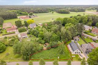 Bent u op zoek naar de perfecte plek om uw droomwoning te realiseren? Dit brede perceel van 849 m² biedt u een zeldzame combinatie van rust, ruimte...