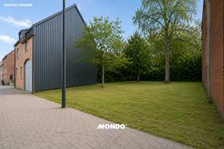 In de rustige Buisseretlaan bevindt zich deze woning met tal van mogelijkheden voor wie op zoek is naar een renovatieproject met potentieel. <br />De woning is momenteel ingericht als dokterspraktijk, maar kan mits de nodige renovatiewerken omgevormd worden tot een aangename gezinswoning.<br /><br />De ligging vormt een absolute troef: een rustige straat met vlotte bereikbaarheid, gratis openbare parkeergelegenheid vlak voor de deur en een aangename woonomgeving waar rust en ontspanning centraal staan. In de nabije omgeving vindt u winkels, scholen, openbaar vervoer en verbindingswegen richting Antwerpen, Mechelen en Brussel.<br /><br />De indeling van de woning is als volgt:<br />Gelijkvloers: Inkomhal, voorkamer (momenteel ingericht als wachtzaal), apart toilet, leefruimte (momenteel dokterskabinet), achterkamer (momenteel stockage) en badkamer.<br />Eerste verdieping: Nachthal met 2 slaapkamers.<br />Tweede verdieping: Zolderkamer met mogelijkheid tot het creëren van een 3de slaapkamer.<br />Daarnaast beschikt de woning over een praktische kelder.<br /><br />Extra interessant is de bouwgrond die naast de woning ligt. <br />Momenteel betreft het één perceel, maar een opsplitsing kan besproken worden.<br /><br />Een eigendom met tal van mogelijkheden voor wie op zoek is naar een renovatieproject op een rustige en goed bereikbare locatie in Puurs-Sint-Amands.<br /><br />Voor meer info of een bezoek ter plaatse, kan u contact opnemen met ons kantoor!