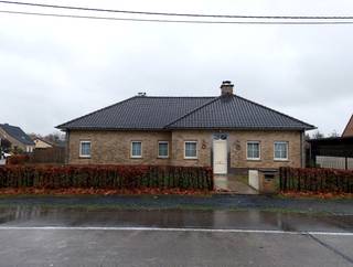 📍 Adres: Oeselgemstraat 39, 8720 WakkenIn een rustige straat nabij het centrum van Wakken bevindt zich deze alleenstaande woning (villa) met een...