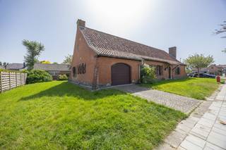 <ul>
	<li>Zonnig <strong>alleenstaande bungalow</strong> gelegen in een rustige wijk (Mariakerke) nabij de zee ( wandel afstand 8 min). </li>
	<li>Zeer <strong>vlot bereikbaar</strong> via de autosnelweg. Scholen, winkels ,openbaar vervoer alles op 5 min. </li>
	<li>De woning bevindt zich op een perceel grond van <strong>749m<sup>2</sup>. </strong></li>
	<li><u><strong>Indeling</strong></u>: Inkomhal, royale leefruimte, keuken met berging,<strong> 4 volwaardige slaapkamers,</strong> badkamer met toilet, gastentoilet, garage met elektrische poort, zolder en een tuin rondom de woning. Bovendien is de woning volledig onderkelderd (kruipkelder).</li>
</ul>