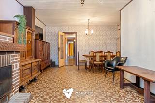 <p><span>Te renoveren karaktervolle woning met 3 slaapkamers uiterst rustig gelegen op een perceel 3a60ca te Beringen-Mijn.</span></p><p><span> </span></p><p><span>Belangrijkste troeven: </span></p><p><span>- Rustige en kindvriendelijke ligging in de buurt van de B-mine, eetgelegenheden, casino, openbaar vervoer</span></p><p><span>- Te renoveren</span></p><p><span>- 3 slaapkamers</span></p><p><span>- EPC-score E (419 kWh) maar mits extra isolatie platte dak meteen EPC-label D</span></p><p><span>- Ruime garage </span></p><p><span>- Gezellige omheinde tuin</span></p><p><span> </span></p><p><span>Bekijk zeker ook de foto's en de grondplannen met de afmetingen. Zo krijgt u van thuis uit al een perfect beeld van wat  deze woning te bieden heeft!</span></p><p><span> </span></p><p><span>Wenst u meer info of een vrijblijvende bezichtiging, contacteer dan ons kantoor op het nummer 011 85 15 15 en wij helpen u graag verder. </span></p>