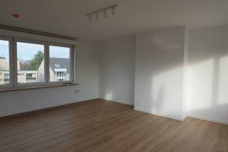 <p><span>TOPPER!! </span></p><p><span>Volledige gerenoveerd appartement op het dak verdieping.</span></p><p><span>Nabij Rozebroeken en Dampoort gelegen, goeie invalswegen, vlotte verbinding met openbaar vervoer.</span></p><p><span>Het appartement bestaat uit een inkomhal, ruime leefruimte, aparte keuken met ingebouwde led verlichting,  een grote slaapkamers en een badkamer met inloopdouche en lavabo en toilet.</span></p><p><span>En zal beschikbaar zijn vanaf 1 mei 2026.</span></p><p><span>De algemene kosten bedragen 60euro.</span></p><p><span>Zeker uw bezoekje waard.</span></p>