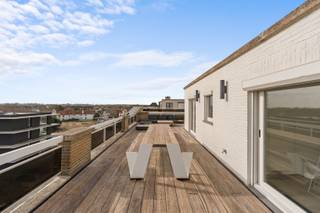 e koop: unieke penthouse in Sint-Idesbald (Ster Der Zee), gelegen aan de Koninginnelaan, met prachtig zicht op zee en duinen. Deze uitzonderlijke...