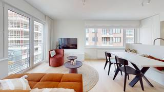 Res. De LeeuwerikVolledig gerenoveerd hoekappartement gelegen op enkele stappen van de zee en het commercieel centrum.Indeling: inkom met vestiaire...