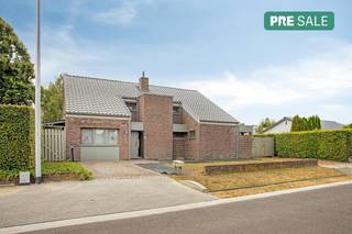 Welcome to Sint-Jansstraat 4 in Kuringen (Hasselt), where this surprisingly spacious house with a living area of no less than 328 m² from 1976 is located. <br />This house is located on a fantastic plot of 14 ares 16. <br />The location combines the best of both worlds: quiet living in a green environment with excellent accessibility to the bustling center of Hasselt, public transport, schools and the E313.<br /><br />Layout: <br />Ground floor: Spacious entrance hall with access to a large desk and separate hobby room - ideal for working from home or an independent job. The bright living room with an open kitchen offers a stunning view of the deep, green garden. The adjoining porch provides an abundance of natural light. Practical is the 2nd kitchen/storage space directly behind the main kitchen. <br /><br />First floor: night hall, a high-quality bathroom with walk-in shower and bath, 3 spacious bedrooms (including 1 with dressing), and a second, completely separate dressing room with private bathroom. <br /><br />Attic: Very spacious storage loft<br /><br />Benefits &amp; Energy:<br />In 2011, the roof was completely renewed and equipped with 32 solar panels. This results in an excellent and forward-looking EPC label B! A unique opportunity for those looking for space, greenery, comfort and a strategic location.<br /><br />The property is offered through the Pre-sale formula. On 16/09/2026 between 16:30 and 18:30, you can come visit the house by appointment and make an offer. The listed price is a starting price. For further information, please contact the property agent.<br /><br />Register of measures: no
