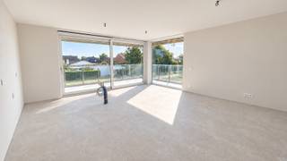 <strong>Appartement 1.02 – Ruim en comfortabel wonen op de eerste verdieping in Klaverstuk 24</strong><br /><br />Welkom in appartement 1.02, een prachtig en instapklaar appartement op de eerste verdieping van het exclusieve Klaverstuk 24 in Zedelgem.<br />Met zijn royale indeling, twee badkamers en een ruim terras biedt dit appartement alles wat u nodig heeft voor een comfortabele en moderne levensstijl.
<h4><strong>Kenmerken van appartement 1.02</strong></h4>
<ul>
<li>* Bewoonbare oppervlakte: 103 m²</li>
<li>* Inkomhal met praktische vestiaire en apart gastentoilet.</li>
<li>* 3 ruime slaapkamers, ideaal voor gezinnen of extra werk-/logeerruimte.</li>
<li>* 2 badkamers: één met meubel en inloopdouche, en één met meubel en ligbad.</li>
<li>* Lichtrijke leefruimte dankzij grote raampartijen, met een moderne open keuken.</li>
<li>* Handige wasplaats voor extra opbergruimte.</li>
<li>* Ruim terras van 20 m², perfect om te genieten van de buitenlucht.</li>
<li>* Inclusief ondergrondse parkeerplaats en fietsenberging.</li>
</ul>
<h4><strong>Hoogwaardige afwerking en energiezuinig</strong></h4>
Dit appartement biedt niet alleen stijl en comfort, maar is ook duurzaam en energiezuinig:
<ul>
<li>* Vloerverwarming voor een aangename temperatuur in alle seizoenen.</li>
<li>* Warmtepomp en zonnepanelen voor een milieuvriendelijke energievoorziening.</li>
<li>* Een uitzonderlijk laag E-peil van 30, wat recht geeft op vrijstelling van de onroerende voorheffing.</li>
</ul>
<h4><strong>Perfect gelegen in Zedelgem</strong></h4>
Klaverstuk 24 ligt in een rustige, groene omgeving met alle voorzieningen binnen handbereik.<br />Het centrum van Zedelgem, openbaar vervoer en uitvalswegen naar Brugge en omliggende steden zijn vlot bereikbaar.<br />Met zijn royale ruimte en moderne afwerking is appartement 1.02 de ideale keuze voor wie stijlvol en comfortabel wil wonen.<br /><strong>Contacteer ons vandaag nog voor meer informatie of een bezoek.</strong><br /><br />Uw droomappartement wacht op u!<br /><br /><strong>051 21 11 11 of matias@imfiro.be</strong>