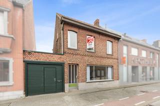 <p>Te koop: ruime gesloten bebouwing in het centrum van Sint-Baafs-Vijve, gelegen aan de Rijksweg, met alle voorzieningen binnen handbereik.<br />Deze woning uit 1948 biedt uitzonderlijk veel ruimte, met maar liefst 6 slaapkamers, ideaal voor grote gezinnen of wie extra werk- en hobbyruimte zoekt. Achteraan bevinden zich garages met handige uitweg, wat zorgt voor vlotte toegang en extra parkeermogelijkheden. De tuin is volledig zuid gericht.</p>

<p> </p>

<p>Belangrijkste ruimtes:<br />• Woonkamer met zicht op de tuin<br />• Keuken met toegang tot de badkamer<br />• 6 slaapkamers, geschikt voor diverse invullingen<br />• Berging en kelder voor extra opslag<br />• Garage en staanplaats achteraan met uitweg<br />• Inkomhal en nachthal<br />• Stookruimte</p>

<p> </p>

<p>Troeven:<br />• Zeer ruime woning met 6 slaapkamers<br />• Achteraan garages met uitweg<br />• Volledig zuid gerichte tuin</p>

<p> </p>

<p>Neem vandaag nog contact op met je ERA-makelaar voor een bezoek.<br />JOUW DROOMHUIS. ZO GEVONDEN!</p>
