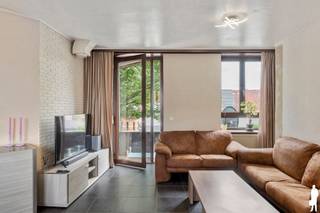<p><strong>Appartement met 3 slaapkamers, leuk en groot terras, 3 slaapkamers, badkamer, apart toilet, wasplaats en keuken in centrum Turnhout. Gunstig EPC van 215 kWh/ (m2jaar) </strong></p>
<p><strong>Indeling &amp; Comfort</strong><br />Bij het betreden van het appartement kom je in een ruime inkomhal die toegang biedt tot alle vertrekken. De gezellige woonkamer baadt in natuurlijk licht en geeft via het grote schuifraam toegang tot een aangenaam terras aan de achterzijde met uitzicht op een rustige binnenplaats – ideaal om even tot rust te komen.</p>
<p>De vernieuwde keuken is functioneel ingericht en voorzien van alle comfort. Verder zijn er drie slaapkamers: een ruime masterbedroom en twee kinderkamers, perfect voor een gezin of als bureauruimte. De badkamer beschikt over een moderne douche en wastafel. Een apart toilet maakt het geheel compleet.</p>
<p><strong>Ligging</strong><br />Gelegen in een rustige eenrichtingsstraat op slechts een boogscheut van de Grote Markt en het bruisende winkelcentrum Turnova. Winkels, horeca, scholen en openbaar vervoer bevinden zich allemaal op wandelafstand. Het gebouw is uitgerust met een lift én een trap, wat het extra toegankelijk maakt.<br /><br /><strong>Parkeren?</strong><br />Mogelijkheid tot het <strong>huren </strong>van ondergrondse staanplaatsen in Turnova (1 minuutje wandelen van het appartement).</p>
<p><strong>Extra troef</strong><br />Het appartement is momenteel verhuurd, wat het ook interessant maakt als investering met directe huuropbrengst.</p>
<p><strong>Samengevat:</strong></p>
<ul>
<li>3 slaapkamers</li>
<li>Vernieuwde keuken</li>
<li>Lichtrijke woonkamer met terras</li>
<li>Badkamer met douche en aparte WC</li>
<li>Rustige ligging vlakbij centrum</li>
<li>Tweede verdieping, bereikbaar met lift</li>
<li>Momenteel verhuurd</li>
</ul>
<p>Mis deze kans niet en ontdek dit instapklare appartement op een toplocatie in Turnhout!<br /><br />Neem zeker al eens een kijkje in het appartement via het interactief grondplan: https://deboerenpartners.virtimmocontent.be/start-visit/5414</p>