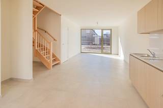 Je betreedt de woning via de inkomhal met gastentoilet. Aansluitend bevindt zich de lichtrijke leefruimte met een volledig geïnstalleerde keuken. Vooraan beschikt de woning over een aangenaam terras waar het heerlijk vertoeven is. Alsook is er op het gelijkvloers een praktische berging met aansluiting en ruimte voor wasmachine en droogkast. De eerste verdieping omvat drie volwaardige slaapkamers en een badkamer, uitgerust met een moderne inloopdouche. Een ondergrondse autostaanplaats is beschikbaar. Indien gewenst kan er gekozen worden voor een parkeerplaats met laadpaal tegen een maandelijkse meerprijs van € 20,00.<br /><br />De gemeenschappelijke kosten bedragen € 85,00 per maand.<br />Een instapklare, comfortabele woonst op een toplocatie – perfect voor wie rust zoekt dichtbij het centrum van Mechelen.