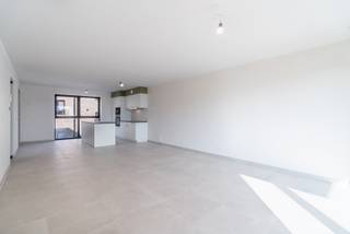 Ontdek deze 7 prachtig afgewerkte nieuwbouwappartementen op een toplocatie in het centrum van Avelgem. Elk appartement is instapklaar en afgewerkt met hoogwaardige materialen, zodat u geniet van maximaal wooncomfort. Deze moderne wooneenheden zijn uitgerust met de nieuwste technologieën, waaronder vloerverwarming voor optimaal comfort, een energiezuinige warmtepomp, een ventilatiesysteem D voor een gezond binnenklimaat en zonnepanelen voor een duurzame toekomst.<br /><br />Dankzij hun ligging en afwerking zijn deze appartementen niet alleen ideaal om zelf in te wonen, maar ook bijzonder interessant als investering. Met een indicatief rendement van 9,65%* bieden ze een uitstekende opportuniteit voor wie op zoek is naar een waardevaste en zorgeloze belegging. (*afhankelijk van uw persoonlijke situatie)<br />Wij nemen graag de tijd om u individueel advies te geven, zodat u precies weet welke mogelijkheden deze investering u kan bieden.<br /><br />Wonen in stijl én energiezuinig, of investeren met een aantrekkelijk rendement? Mis deze unieke kans niet en contacteer ons vandaag nog voor meer informatie of een bezoek.