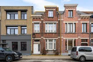 Deze super charmante, instapklare woning is gelegen in een aangename, residentiële wijk in het centrum van Ekeren. Winkels, scholen en het openbaar vervoer zijn allemaal in de nabije omgeving terug te vinden. Bovendien bevindt u zich hier vlakbij de oprit van de snelweg en het centrum van Antwerpen. Ook natuurgebied De Oude Landen is op wandelafstand te bereiken. De woning werd de afgelopen jaren gerenoveerd met oog voor authentieke details en is absoluut een pareltje. Binnenkomen doet u hier via een inkomhal op tegelvloer, waar hoge plafonds en knappe muur- en plafondornamenten meteen in het oog springen. De ruime  woonkamer heeft een mooie parketvloer en geniet dankzij een groot raam vooraan van heel wat lichtinval. Let ook hier zeker op de hoge plafonds, authentieke deuren en natuurstenen haarden, waardoor de ruimte heel wat cachet uitstraalt. De keuken met knusse ontbijthoek werd vernieuwd in 2018 en beschikt over alle comfort. Tussen de leefruimte en de keuken bevindt zich nog een polyvalente ruimte op tegelvloer, welke werd gebruikt als winkelruimte/atelier. Echter zou deze prima toegevoegd kunnen worden aan de leefkeuken of kunnen dienen als extra zithoek, speelkamer, hobbyruimte,... Grote uitslaande ramen en een lichtkoepel trekken opnieuw heel wat daglicht naar binnen. Verder is op het gelijkvloers nog een berging met gastentoilet aanwezig. Een houten trap leidt naar de bovenverdieping. Op de tussenverdieping bevinden zich een ruime dressing en een nette badkamer met ligbad, douche, toilet en dubbele wastafel met meubel. De 1e verdieping telt 2 ruime slaapkamers en een bureau. Ook de 2e verdieping is te bereiken via de vast trap. U vindt hier nog 2 volwaardige slaapkamers, waarvan 1 met open vide op de 3e verdieping. De woning beschikt verder nog over een droge kelder, dewelke heel wat extra opbergruimte biedt. Het perceel heeft een totale oppervlakte van 315m².  In de bijzonder gezellige, oostelijk georiënteerde tuin met aangelegd terras en tuinberging kan u in alle rust en privacy van de buitenlucht genieten.