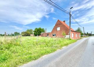 Volledig te renoveren woning/ heropbouw op landelijke zichtlocatie, bestaande bewoonbare/ bruikbare vloeroppervlakte is 252 m² en dus zeer ruim; 37017 WIELSBEKE/ 1 AFDELING/ Sectie B/ Nr 138/2M P0000/ 1.198 m²/ KI: 500 €; Beschikbaar: bij akte na betaling; Bezoek en info: info@elet.immo;