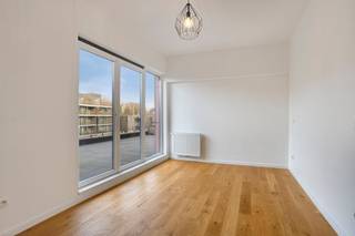 Het appartement is als volgt ingedeeld: - inkomhal met gastentoilet- lichtrijke woonkamer met open keuken- keuken voorzien van al het nodige comfort: ingebouwde koelkast, oven, kookplaat en vaatwasmachine- via de woonkamer kan u het terras betreden waardoor het ruime terras (99m²) een verlengde wordt van de leefruimte- nachthal met toegang tot de slaapkamers- 3 ruime slaapkamers - 2 badkamers; één met ligbad, toilet en dubbele wastafel. De tweede badkamer beschikt over een douche en een enkele wastafel- via de kamers kan u het terras betreden (oriëntatie noord)- ondergrondse staanplaats (n°2) op -1: niet inbegrepen in de prijs (verplicht bij aan te kopen)- kelder (n° 24) op -1Het uitzonderlijk grote terras voelt aan als een stukje tuin. Ondanks de noordelijke oriëntatie kan je toch genieten van een mooie avondzon en van een zeer aangenaam lichtinval in het appartement.Vraagprijs: 349.000 EUR + 25.000 EUR (staanplaats)Bestemming: woongebiedOnroerend goed ingeschreven op de bewaarlijst / beschermd / procedure tot inschrijving of bescherming lopende: neenVerkavelingsvergunning: neenOnroerend goed gelegen in een voorkooprechtperimeter: neenVoorkeurrecht voor de huurder: neenWenst u dit appartement te bezichtigen? doe een aanvraag via www.dewaele.com of neem contact op met Danielle Kaluza via 0791 27 21 88.
