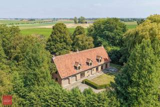 Rustig gelegen in het groen doch nabij de belangrijke verbindingswegen. Bestaande uit: Inkomhal, ruime living met open haard en nieuwe open keuken,...