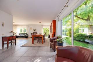 <p><span>Deze </span><span>instapklare open bebouwing met leuke tuin </span><span>staat </span><span>te koop</span><span> in de </span><span>Groenstraat</span><span>, een </span><span>rustige wijk vlakbij het centrum van Boechout</span><span>. </span></p><p><span> </span></p><p><span>Deze mooie en rustige landelijke woonwijk biedt het beste van twee werelden: een groene, aangename omgeving én een uitstekende bereikbaarheid. Je woont hier in een rustige omgeving, op korte afstand van scholen, winkels, het station van Boechout en het park Heuvelhof.</span></p><p><span> </span></p><p><span>Deze </span><span>gezellige woning </span><span>heeft een oprit met een aparte </span><span>garage </span><span>voor 2 wagens, een </span><span>grote tuin</span><span> die de ganse dag door geniet van volle zon, een </span><span>zuiders terras</span><span> grenzend aan een </span><span>verwarmd zwembad</span><span>, en heeft in totaal </span><span>3 slaapkamers en een aparte bureauruimte</span><span>.</span></p><p><span> </span></p><p><span>Gelijkvloers:</span></p><p><span> </span></p><p><span>- inkomhal met apart gastentoilet</span></p><p><span>- lichte leefruimte met gezellige cassettehaard</span></p><p><span>- volledig ingerichte gesloten keuken</span></p><p><span>- grenzend aan de keuken een handige koele berging</span></p><p><span>- toegang tot het terras en de mooie tuin</span></p><p><span> </span></p><p><span>1ste verdieping:</span></p><p><span> </span></p><p><span>- nachthal</span></p><p><span>- 3 slaapkamers</span></p><p><span>- bureauruimte</span></p><p><span>- ingerichte badkamer</span></p><p><span> </span></p><p><span>Troeven:</span></p><p><span>- Zuidgerichte tuin en leefruimte</span></p><p><span>- Meteen instapklaar</span></p><p><span>- Ruime dubbele garage</span></p><p><span>- Grote tuin en verwarmd zwembad </span></p><p><span>- 3 slaapkamers + aparte bureauruimte</span></p><p><span> </span></p><p><span>Ben jij geïnteresseerd in deze Villa te koop in Boechout, ben je op zoek naar ander vastgoed of wens je de waarde van jouw eigendom te kennen? Dan ben je bij BOLT immo aan het juiste adres! Wij helpen jou graag verder.</span><span> </span></p>