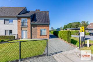 Deze verrassend ruime woning met <strong>vier slaapkamers</strong> bevindt zich in een groene omgeving te Drongen.<br /><br />Via de inkomhal begeeft u zich naar de <strong>lichtrijke leefruimte </strong>waar u vanuit de woonkamer kijkt op de omliggende velden. Aansluitend vindt u de keuken met eetplaats, die toegang biedt tot de tuin en de achterliggende berging en de dubbele garage.<br />Op de eerste verdieping bevinden zich vier volwaardige slaapkamers en een badkamer. Vanuit één van de slaapkamers is er een <strong>vaste trap naar de zolder</strong>. Deze ruimte biedt naargelang de woonwensen de mogelijkheid om een extra (slaap)kamer te creëren.<br />Achteraan de woning bevinden zich de tuin en het <strong>private weiland</strong> die bij de woning hoort. Hier geniet je van een <strong>prachtig weids uitzicht</strong>. 's Ochtends spot je de reeën in de velden en 's avonds geniet je hier van de <strong>mooiste zonsondergangen</strong>. <br /><br />De woning is steeds <strong>goed onderhouden</strong> en is instapklaar. Tegelijk biedt ze mogelijkheden om mits enkele aanpassingen de woning verder af te stemmen naar uw eigen smaak en woonwensen.<br /><br />Interesse in deze instapklare, goedgelegen woning met prachtig weids zicht? <strong>Contacteer Gijs</strong> voor een bezoek ter plaatse via gijs@convas.be of 0492 84 48 24 (telefonisch of via Whatsapp).<br /> 