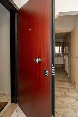 <p><span>Ligging:</span></p><p><span> </span></p><p><span>Ruim appartement op de 2de verdieping van een gebouw met lift, goed gelegen te Deurne-zuid met alle voorzieningen qua winkels, supermarkten, bank, horeca en openbaar vervoer in de directe omgeving. Het Boekenbergpark bevindt zich op wandelafstand.</span></p><p><span> </span></p><p><span>Indeling: </span></p><p><span> </span></p><p><span>Inkomhal met veiligheidsdeur, ruime  en lichte woonkamer met airco, visgraatparket en toegang tot een zijterras (voorzien van een zonnetent), eenvoudig (originele) ingerichte keuken ook met een terrasje, badkamer met ligbad en dubbel lavabomeubel, apart toilet, een bergkast  in de hal en achteraan 2 slaapkamers waarvan 1 zeer grote (20 m²!) De grote slaapkamer heeft ook een eigen terras. De slaapkamers hebben een laminaat en parketvloer.</span></p><p><span> </span></p><p><span>Technische kenmerken:</span></p><p><span> </span></p><p><span>EPC Label B (geen renovatieplicht), zekeringkast vernieuwd, aluminium ramen met dubbel glas en (grotendeels) rolluiken (1 kamer nog met enkel glas), indivduele CV op aardgas (Vaillant HR+ combi-brander), airco in de woonkamer</span></p>