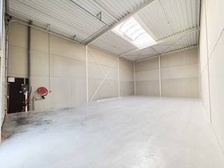 Op een absolute toplocatie, centraal gelegen tussen Bornem en Puurs en dichtbij alle nodige faciliteiten, bieden wij deze KMO-unit aan...