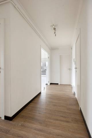 Te koop: ruim halfopen appartement in het centrum van Lummen, op een toplocatie nabij scholen, openbaar vervoer en groene omgeving. Dit gerenoveerde...