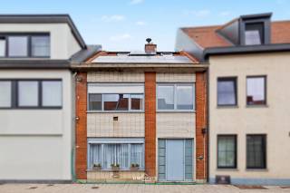 De woning beschikt over een ruime inkomhal die toegang biedt tot een grote en lichtrijke leefruimte. Aansluitend bevindt zich de keuken met extra ruimte die perfect kan dienen als eetkamer. Naast de keuken bevindt zich een praktische berging.<br /><br />De eerste verdieping beschikt over twee slaapkamers en twee badkamers. De eerste badkamer is uitgerust met een ligbad, dubbele lavabo’s en biedt voldoende plaats voor een wasruimte. De tweede badkamer beschikt over een douche met een toilet.<br /><br />Op de tweede verdieping bevinden zich twee slaapkamers, waaronder een doorloopkamer.<br />Daarnaast biedt de woning een veranda, groot terras en een lange tuin die uitloopt op twee parkeerplaatsen achteraan de woning, waar de mogelijkheid bestaat om een garage te bouwen.<br /><br />Troeven:<br />-     EPC 204 (net geen label B)<br />-     Elektriciteit conform <br />-     Achteruitweg <br />-     Centrale verwarming met condenserende ketel<br />-     Zonnepanelen<br />-             Overal hoogrendements beglazing <br /><br />Op zoek naar een ruime instapkaart woning met vier slaapkamers?<br />Contacteer ons via 052 46 38 03 voor meer informatie of een bezoek.<br />