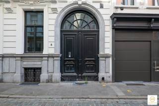 <p><span>In dit majestueuze stadspaleis werden recent 4 luxe appartementen opgericht met een hoogwaardige afwerkingsgraad. De familie Nottebohm gebruikte dit Neoclassistische herenhuis in de 19e eeuw voor hun koloniale handel en wordt nog steeds beschouwd als 1 van de mooiste gebouwen uit de omgeving. Gedurende 4 jaar werd dit pand van kop tot teen volledig gestript met prachtige appartementen als resultaat. Op de hoogste verdieping treffen we dit app. met ca 105m² bew. opp. met 2 volwaardige slkm, een prachtige badkamer, een ruime living met open keuken en een aansluitend terras met mooie gevelbreedte. Onmiddellijk beschikbaar!</span></p>