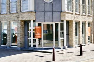 In het hart van Tollembeek vindt u deze instapklare commerciële ruimte met een totale oppervlakte van 96 m². Ideaal voor wie op zoek is naar...