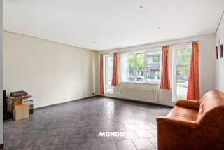 Dit aangename gelijkvloers appartement is gunstig gelegen in een residentiële omgeving, met een vlotte bereikbaarheid en diverse handelszaken, scholen, openbaar vervoer en dagelijkse voorzieningen in de nabije omgeving. Dankzij de goede verbindingen met de belangrijkste invalswegen zijn ook Antwerpen en de omliggende gemeenten vlot bereikbaar.<br /><br />Het appartement bevindt zich in een kleinschalig gebouw en beschikt over een bewoonbare oppervlakte van ca. 82 m². Via de inkomhal is er enerzijds toegang tot de woonkamer met open keuken. Aan de andere zijde bevinden zich een apart toilet, praktische berging/wasplaats, badkamer en twee volwaardige slaapkamers.<br /><br />Een belangrijke troef is het ruime terras van ca. 32 m² (met achteruitgang voor bijvoorbeeld een fiets), aangevuld met een privatieve kelderberging en autostaanplaats.<br /><br />Het gelijkvloerse karakter, het kleinschalig gebouw en de praktische indeling maken het appartement zowel geschikt voor eigen bewoning als interessant als investering.<br /><br />Meer info of een bezoek? <br />Contacteer Gino Haeck<br />gino@mondovastgoed.be<br />0491/10.27.33