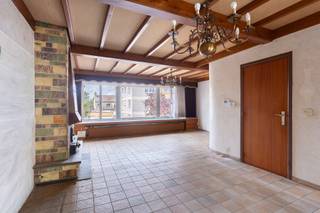 <p><strong>Op een aangename locatie, midden in een gezellige woonwijk, bevindt zich deze ruime Bel-Etage woning met heel wat potentieel. De woning beschikt over 4 slaapkamers, een ruime garage, terras en tuin en biedt dankzij haar praktische indeling tal van mogelijkheden om er een comfortabele gezinswoning van te maken.<br /><br /></strong></p>
<p><span><strong>INDELING:<br /></strong></span>GELIJKVLOERSE VERDIEPING:<br />De centrale INKOMHAL geeft toegang tot de ruime GARAGE ca. 19m², een gastentoilet en de eerste SLAAPKAMER/POLYVALANTE RUIMTE ca. 12m². Deze ruimte kan naar wens ingericht worden als slaapkamer, bureau, hobbyruimte of praktijkruimte.</p>
<p>Via de kamer bereikt u het onderste TERRAS en de TUIN ca. 171m², waar u in alle rust van de buitenruimte kunt genieten.<br /><br /></p>
<p>EERSTE VERDIEPING:<br />Op deze verdieping bevindt zich de ruime en lichtrijke L-vormige LIVING ca. 32m². Aansluitend bevindt zich de halfopen KEUKEN ca. 6m² voorzien van opbergkasten, elektrische kookplaat, dampkap, spoelbak, koelkast, ...<br />Via living alsook via de keuken komt u terecht op het 2e terras ca. 4m² met opbergruimte alsook de trap richting de tuin.</p>
<p>TWEEDE VERDIEPING:<br />Deze verdieping beschikt over 3 SLAAPKAMERS 15,5m², 15,5m² en 6m²<br />Vervolgens hebben we nog de BADKAMER ca. 6,5m², uitgerust met inloopdouche, wastafel en WC.<br /><br /></p>
<p><strong><span>BIJZONDERHEDEN:<br /></span></strong>* Op te frissen Bel-Etage woning met veel potentieel.<br />* Comfortabele woning met garage, oprit, terras en tuin op een goede locatie.<br />* Ruime en lichtrijke leefruimte.<br />* Gelegen in een gezellige woonwijk te Hoevenen, Stabroek.<br />* Ideale opportuniteit voor wie de woning volledig naar eigen smaak en wensen wil moderniseren.</p>