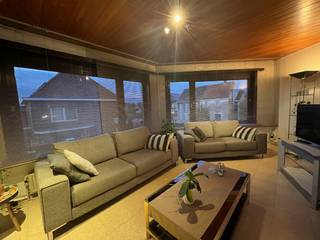 Dit licht en ruime hoekappartement is gelegen in het centrum van Knesselare, met een uitstekende bereikbaarheid naar de expressweg Aalter - Maldegem.<br />Het appartement bevindt zich in een kleinschalig gebouw en wordt ongemeubileerd verhuurd.<br /><br />Indeling:<br />Inkomhal met trap naar de eerste verdieping.<br />Ruime hall met apart toilet.<br />Lichtrijke woonkamer (westoriëntatie) met een aangrenzende bureauruimte.<br />Open keuken die in verbinding staat met de nachthal.<br />Badkamer voorzien van ligbad en lavabo.<br />Berging met aansluiting voor wasmachine.<br /><br />2 volwaardige slaapkamers, plus een derde kamer met ingebouwde kasten, ideaal voor een dressing of werkruimte.<br />Parkeerplaatsen voor het gebouw. <br /><br />Bijzonderheden: geen algemene kosten (syndickosten) voor het gebouw. <br />Ref. OGA001