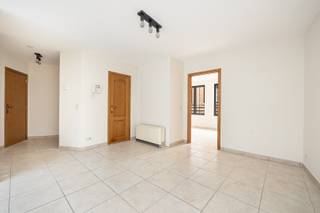 Mooi appartement met terras op zeer rustige ligging in het centrum van Lier.<br /><br />Indeling:<br />Hal: +/- 4 m², tegels.<br />Afzonderlijk toilet met handenwasser.<br />Living op tegels, +/- 25 m². <br />Open ingerichte keuken voorzien van kasten, keramisch kookfornuis, dampkap, dubbele spoeltafel, frigo met vriesvak.<br />Slaapkamer: +/- 12 m², tegels.<br />Badkamer met lavabo, ligbad met douchescherm, aansluiting wasmachine, +/- 3 m².<br />Berging.<br />Terras op bankirai, +/- 5 m².<br /><br /><br />Nutsvoorzieningen zijn individueel.<br />Mogelijkheid tot aankoop van parking: € 20.000 (ondergronds)<br /> 