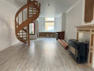 Deze gezellige woning in het centrum van Temse beschikt op het gelijkvloers over een inkomhal, een ruime woonkamer, een lichtrijke keuken...