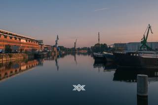 Deze kantoorruimte van 136.4 m² is gelegen langs Dok Noord op de hoek met de Atlantastraat. De extra hoge plafonds van 365cm en de hoekligging met grote raampartijen maken dat dit kantoor extra veel licht heeft en een kwalitatief zicht langs de Oude Dokken.<br />Bij de kantoorruimte dient een ondergrondse berging en een parkeerplaats worden aangekocht. De prijs omvat de casco levering, vrij in te delen en af te werken naar eigen keuze. <br /><br />O’Vert biedt een aangename werkplek met in totaal 7 kantoorruimtes met verschillende oppervlaktes, indelingen en uitzichten. De gemeenschappelijke ruimtes zijn ontworpen om ontmoeting en verbinding te stimuleren. Denk aan gezellige zithoeken in de parktuinen en gedeelde werkruimtes. Zo ontstaat een dynamische werkomgeving waarin gemeenschapsgevoel centraal staat. <br /><br />Werken in het centrum van Gent met twee nieuwe parktuinen en een winkelcentrum vlak naast de deur, in een levendige omgeving aan de Oude Dokken, kan binnenkort in O’Vert. Dankzij meer dan 7.700m² nieuw parkgebied bieden de kantoren een ongeziene rust en kwaliteit temidden de stad met alle ontspanning, restaurants, recreatie, cultuur en voorzieningen op wandelafstand.<br /><br />Benieuwd naar het volledige aanbod? Een persoonlijke, vrijblijvende afspraak kan via jef@landbergh.be of 09 225 25 24.