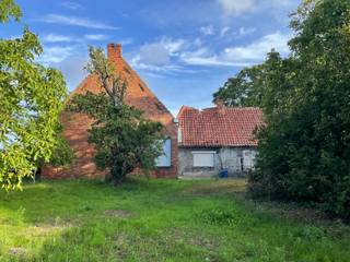 <span>Bij het toekomen van deze te renoveren boerderij voel je direct een gezellige sfeer van weleer, de ruimte, rust en de verbinding met de natuur. Een echte troef is hier vooral het zicht: de velden alsook de volgroeide bomen zorgen hier voor een aangenaam en geborgen gevoel. Deze landbouwwoning met stalling is gelegen binnen een agrarisch gebied en kan dienen voor kandidaat-kopers die actief zijn in de landbouwsector of u kan een functiewijziging aanvragen tot enkel wonen, rekening houdend met het advies van Agentschap Landbouw & Visserij. Dit mag eventueel een opschortende voorwaarde zijn bij de aankoop! In dit geval is de voorwaarde dat je een maximaal volume van 1000m³ mag herbouwen. Ook een sloop en heropbouw is mogelijk na een functiewijziging, wat het bovendien mogelijk maakt om dit alles aan het 6% btw-tarief en de daarvoor opgelegde voorwaarden te doen. Bel of mail vandaag nog voor uw bezoek ter plaatse naar info@rosiersderidder.be of 052/41.41.94. </span><br /><span>Referentie: 5619</span>