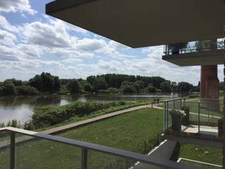 Zeer rustgevend appartement aan de Rupeldijk: met zicht op water en natuurgebied! Het ligt op wandelafstand van het openbaar vervoer. Er is parkeergelegenheid onder het gebouw. 3 maanden huurwaarborg. De gemeenschappelijke kosten bedragen 65€/maand.<br /><br />Dit appartement op de 2eV bestaat uit: GLVL: een privatieve autostaanplaats voor 1 wagen en een berging; 2eV: een inkomhall met ingemaakte kasten, een apart toilet, een woonkamer; een volledig ingerichte open keuken, een berging/wasplaats, 1 slaapkamer, een modern ingerichte badkamer en een terras. LIFT aanwezig! Het appartement is beschikbaar vanaf 01/11/2026.
