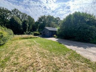 Instapklaar en ingericht buitenverblijf met 1 slaapkamer op een zuidgericht perceel van 1.497<span>m² </span>(geen domicilie mogelijk). <br /><br />Indeling: inkomhal; gezellige woonkamer met hoog plafond en opbergkasten; geïnstalleerde keuken gerenoveerd in 2016; slaapkamer; badkamer bevat toilet, lavabo, douche in bad en aansluiting WM/DK. <br />Gezellig overdekt terras, tuinhuis en prachtige natuurtuin. <br /><br />Algemeen: <br />- Dak vernieuwd (2024) + geluidswerend glas (2023) + airco (2022) <br />- EPC label D (geen renovatieplicht)<br />- Inclusief meubels (volledig instapklaar)<br /><br />Alle attesten zijn beschikbaar onderaan op onze website. <br />Voor meer info of een bezoek: 0472 22 22 44 of thanee@solittvastgoed.be.
